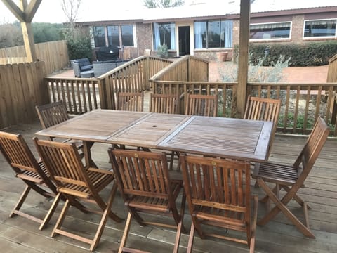 Outdoor dining for 10