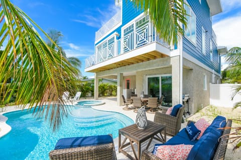 Pool and Lounge - Coastal Queen by AMI Locals