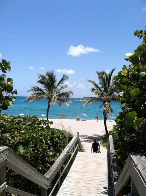 Minutes away, beautiful Jupiter Beach!