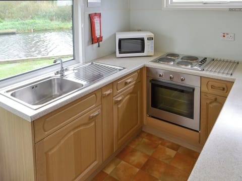 Well-equipped fitted kitchen | Silver Birches, Horning