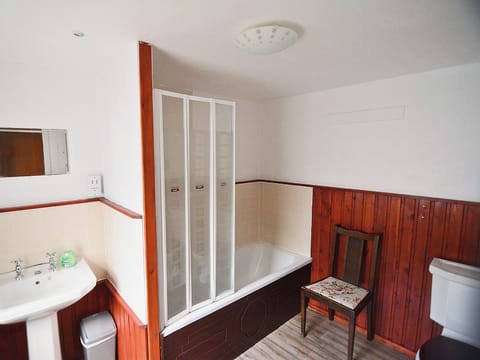Bathroom | Kilpatrick Farm House, Pinmore, nr. Girvan