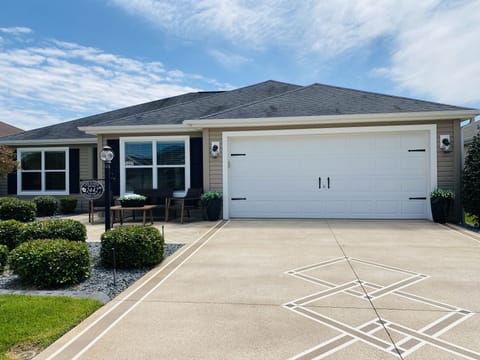 Designer home with 5 minute golf cart ride to Brownwood Paddock Square 