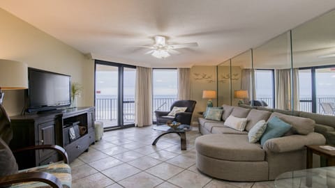 Phoenix VI 704 Living room