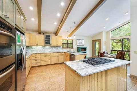 Full size kitchen with granite throughout