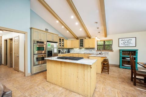 Full size kitchen with stainless steel appliances throughout