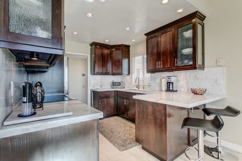 Brightly lit kitchen, perfect for cooking and entertaining