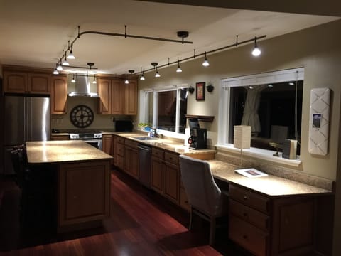 Kitchen: upgraded custom cabinets, granite counter, SS appliances.