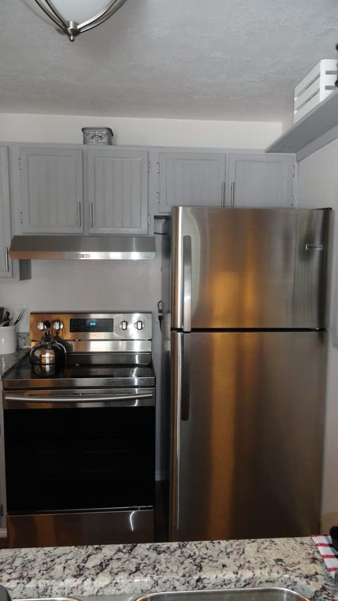 Range/oven and kitchen fridge. A bonus "beer fridge" can be found in the laundry room!