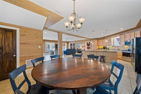 8 Summer Salt 4 Dining Area