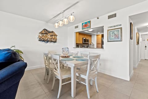 Dining area - seats 6-8 