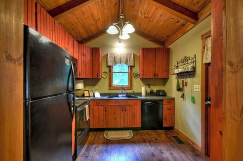 Well equipped kitchen with vaulted ceiling