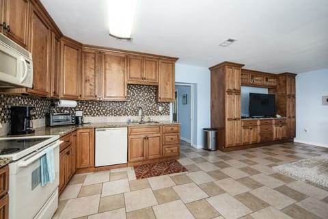 Fully equipped kitchen, marina view