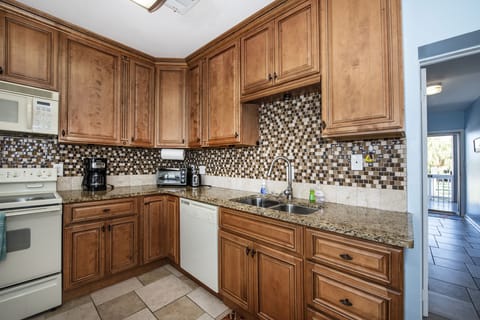 Fully equipped kitchen, marina view