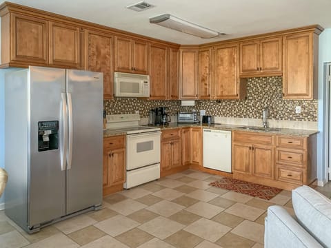 Fully equipped kitchen, marina view