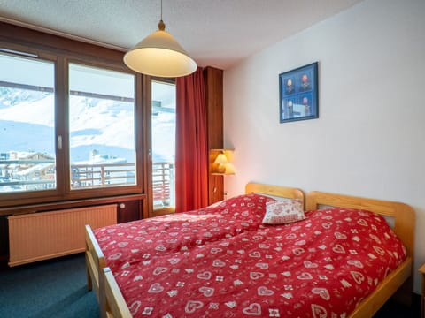 Furniture, Property, Comfort, Wood, Building, Interior Design, Textile, Lighting, Bed Frame