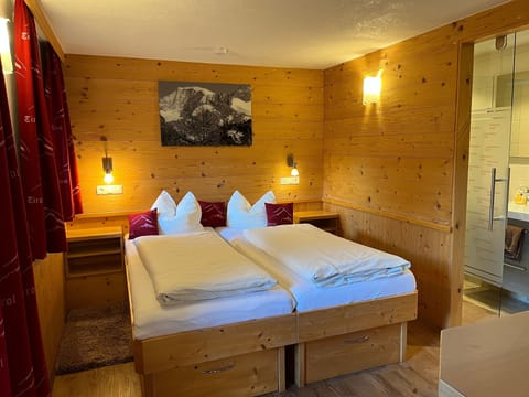 Apartment Großvenediger - Innerkratzerhof **** 4 apartments Farm Stay in Salzburgerland