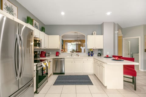 Well equipped kitchen including pots & pans, regular and keuring coffee machine