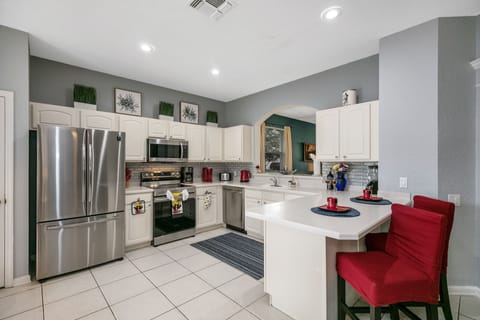 Well equipped kitchen including pots & pans, regular and keuring coffee machine