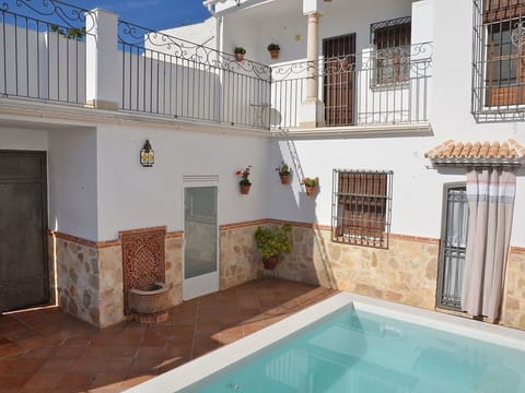 Property, Building, Swimming Pool, House, Real Estate, Home, Room, Villa, Apartment, Estate