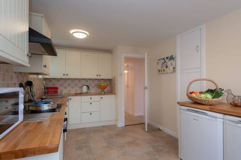 Marimar - Kitchen showing freezer and fridge