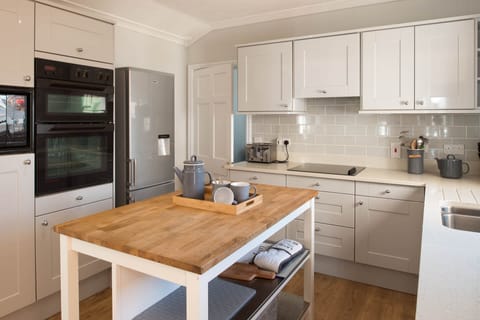 Hen Gi Mor Kitchen, Kitchen Island