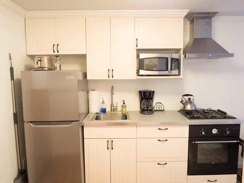 Complete, fully stocked kitchen
