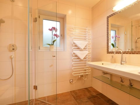Double room with shower and WC with balcony - Café-Restaurant-Pension Bettina Bed and Breakfast in Ellmau