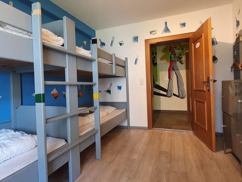 Four-Bed Room - Hostel Alpking Apartment in Ellmau