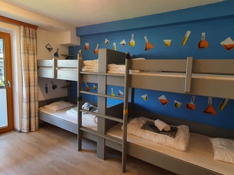 Four-Bed Room - Hostel Alpking Apartment in Ellmau