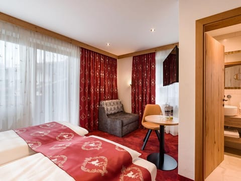 Triple room with shower or bath Bathroom, toilet - Hotel Feichter Apartment in Salzburgerland