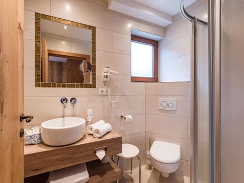 Triple room with shower or bath Bathroom, toilet - Hotel Feichter Apartment in Salzburgerland