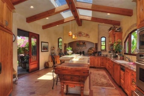 Kitchen with Island & Seating for 4