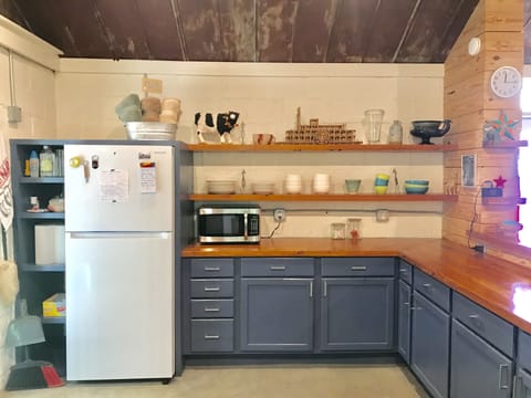 Fully stocked kitchen with dishware for 8.