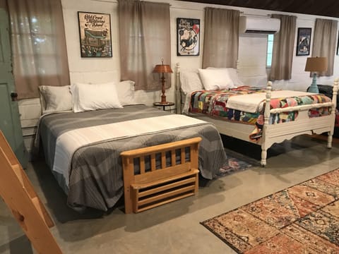 Very clean, cozy, new mattresses and bedding. Morning sun and soft rugs.