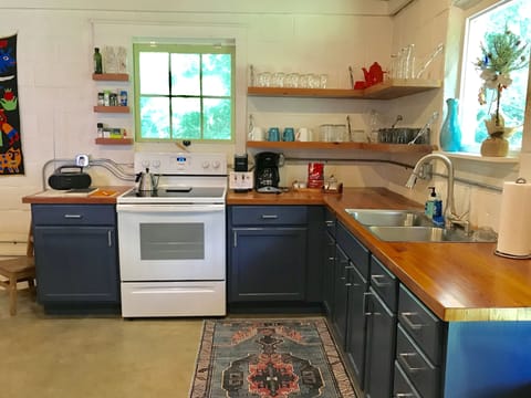 Keurig single cup w/ kcups & conventional drip coffee maker & coffee provided :)