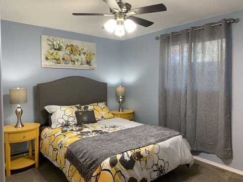 1st Master Bedroom/Queen Bed