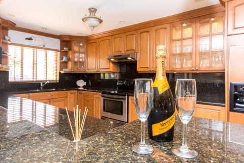 Beautiful kitchen ; bar area