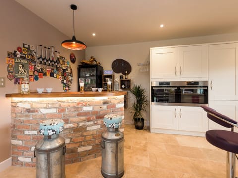 Bar area | The Haybarn - Bedborough Farm Cottages, Wimborne
