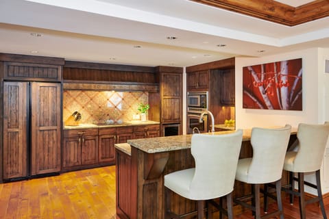 have breakfast at the bar