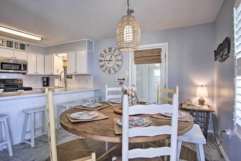 Dining Area | Dishware/Flatware Provided