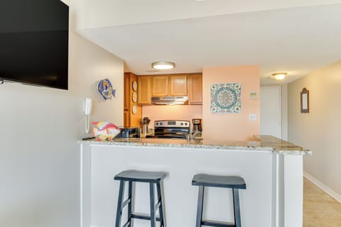 Dining Area | Dishware/Flatware Provided