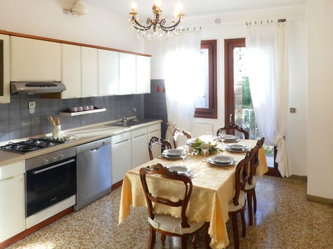 Fully equipped kitchen