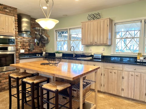 Spacious, bright, well-stocked kitchen fully-equipped for food prep