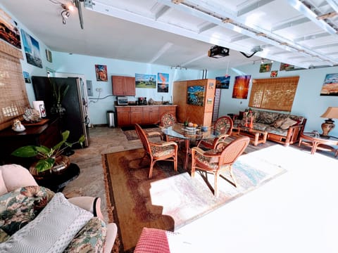 ♥️Large fridge and everything you need to prepare lovely meals. 👍