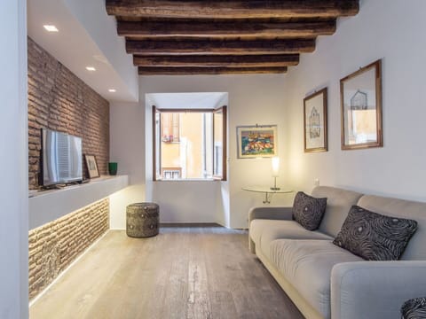 Room, Living Room, Property, Building, Interior Design, Ceiling, Furniture, Floor, Wall, House