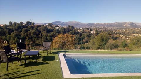 La vue reposante de la piscine entièrement dégagée sur les collines 
