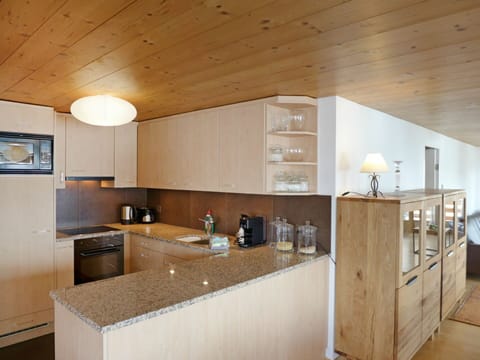 Countertop, Cabinetry, Room, Property, Furniture, Kitchen, Interior Design, Building, Ceiling, Plywood