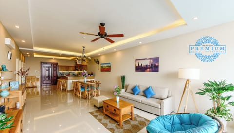 Huge living space connecting with dining and kitchen for big group 10-14 people 