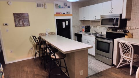 Breakfast bar / kitchen