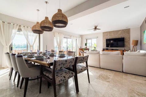 Large Dining Room for Fun Gatherings! 